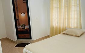 White House Home Stay Centrally Located Near Lakeshore Hospital, Short Or Long Stays At Kochi